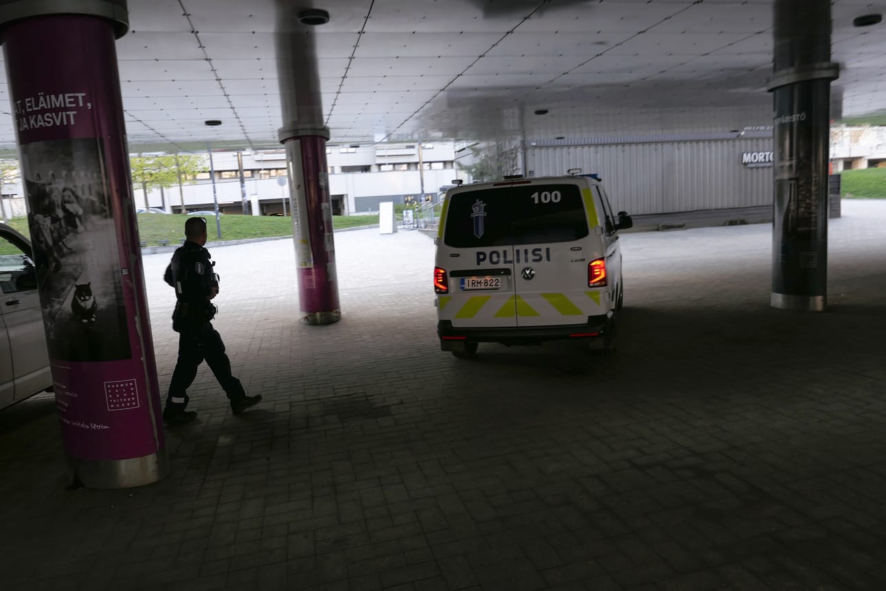 Kaksi poliisiautoa ja poliisi sillan alla Helsingissä perjantaiaamuna 15. toukokuuta 2026.