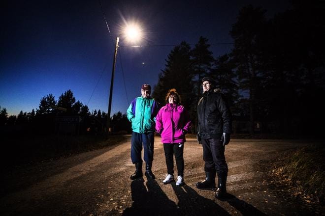 Jyrynkylään ja Harjunkylään Jurvaan on noussut kesän aikana 80 valotolppaa, jotka syttyivät syyskuun alussa valaisemaan kylätietä. Harjunkylässä asuvat Arvo Rajala ja Rainer Hautamäki ovat tyytyväisiä kirkkaisiin led-valoihin, kuten myös hankkeen puuhanaisena häärinyt Arja Kananoja. KUVA: KRISTA LUOMA