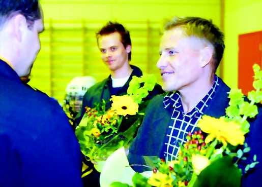 Paikallissankarit. Asukasyhdistys muisti Samuli Niskasta (oik.) ja Pekka Saarenheimoa.