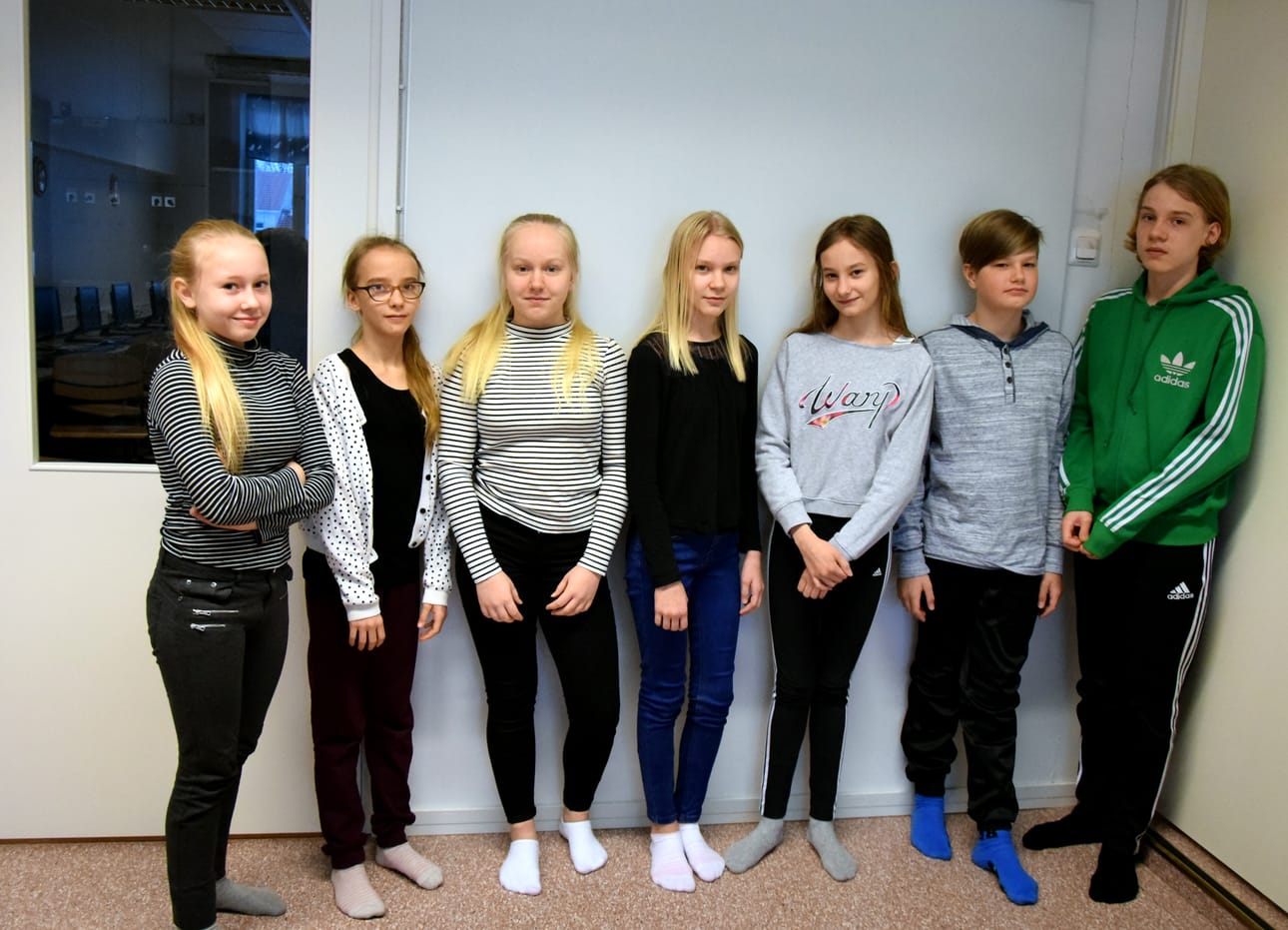 Minttu (vas.), Siiri, Aune, Siiri, Alma, Elias ja Eero olivat mukana Englannissa. Kuvasta puuttuu myös mukana ollut Taina.