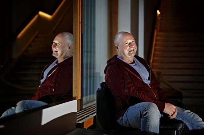 Seinäjoen kaupunginteatterin Jani Johansson on tuttu näyttelijä komediaroolien takaa. Yksi unelmarooli hänellä on silti edelleen tekemättä. – Romeon ja Julian imettäjä, se olisi järjettömän hauska. KUVA: KARI LÖFHJELM