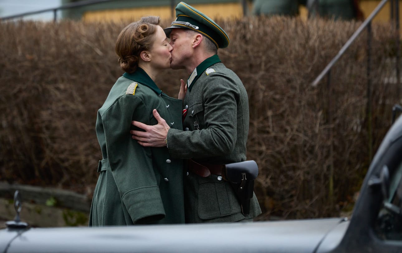 Saara (Sannah Nedergård) toivoo pääsevänsä Josephin (Volker Bruch) mukana Saksaan.