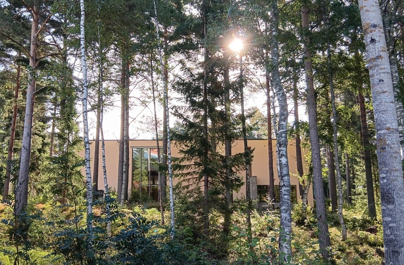 Pienen metsikön vieressä sijaitseva Gerbyn seurakuntatalo maalataan kokonaan uudestaan ja osa seinistä oli elokuun viimeisellä viikolla jo maalattu.