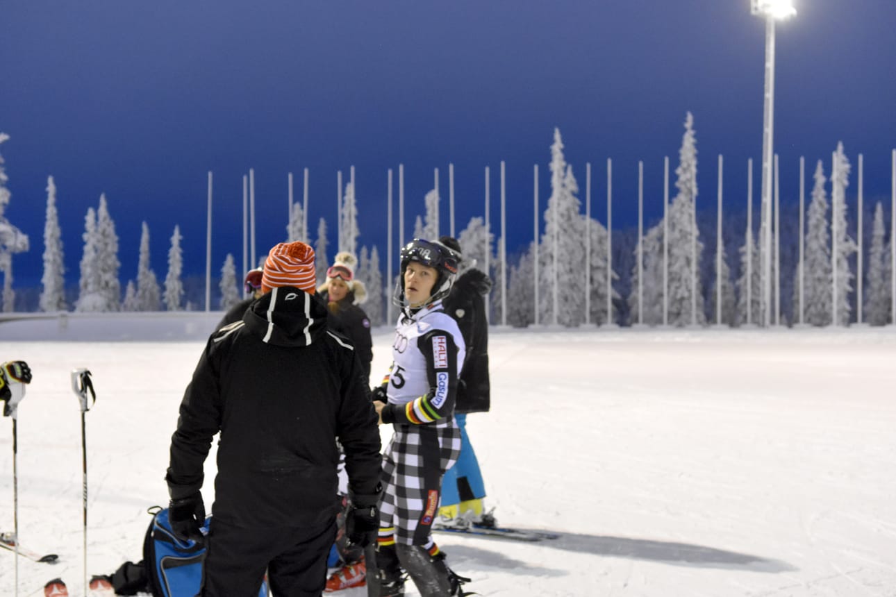 Santeri Paloniemi palasi kisarinteeseen Rukalla lauantaina. FIS-pujottelu päättyi kuusamolaisen osalta hylkäykseen.