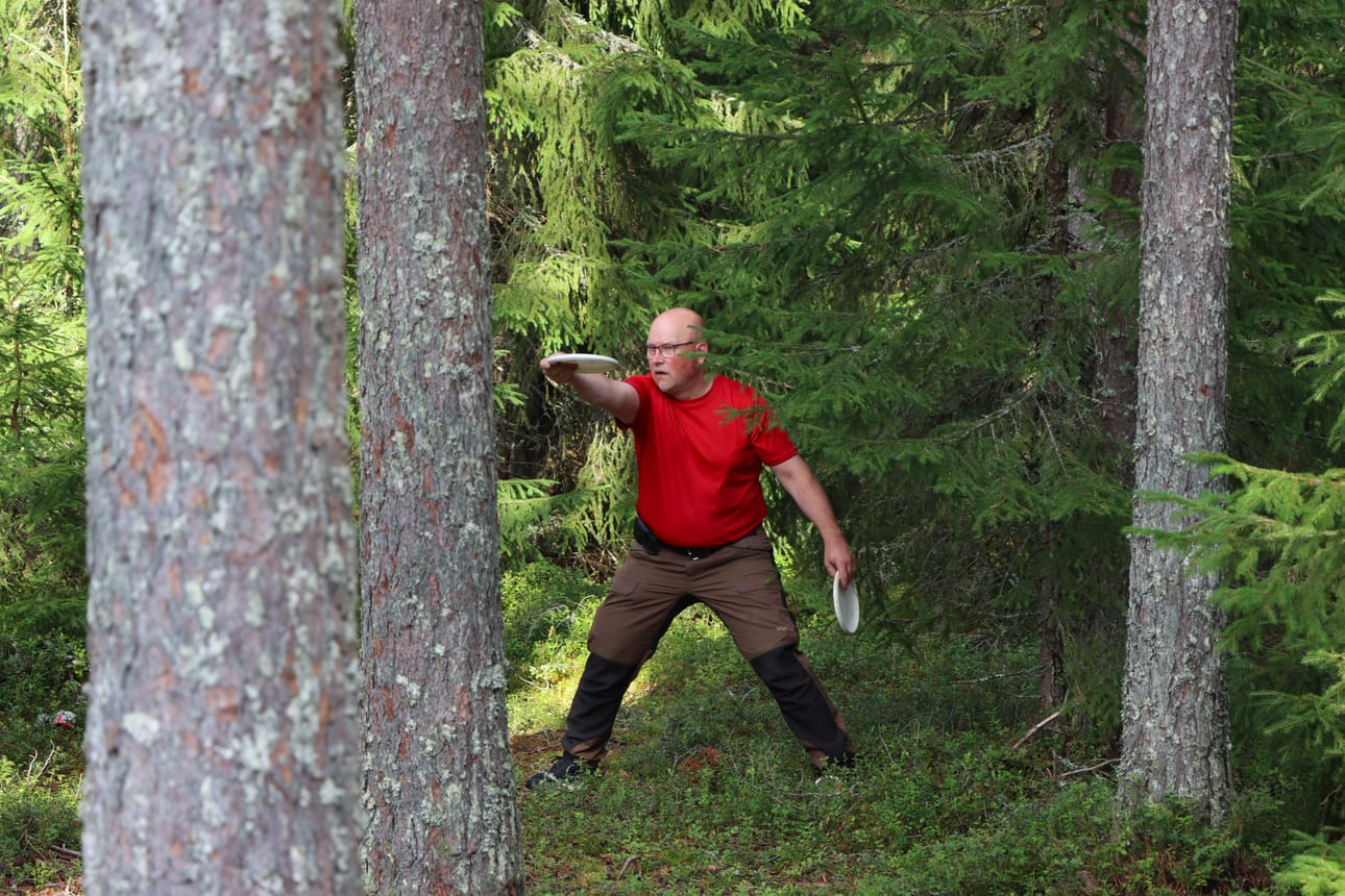 Jarmo Penttilä on Frisbeegolf Jurvan aktiivinen jäsen, ja hän vastaa radan ylläpidosta sekä kisojen järjestämisestä.