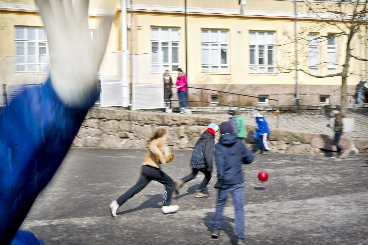 Tutkimuksessa käytettiin kymmenessä koulussa tehtyjä sisäilmakyselyjä, joihin vastasi reilu 1800 vanhempaa.
