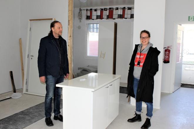 Kari Komsi ja Suupohjan Sanomien päätoimittaja Lotta Kallio tiloissa, joita remontoidaan parhaillaan nykyaikaiseksi konttoriksi. KUVA: MINNA ZILLIACUS