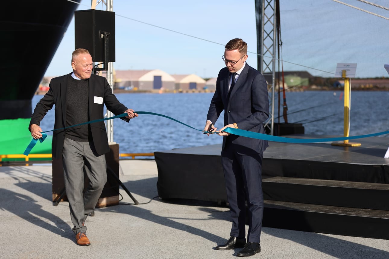 Työministeri Matias Marttinen (oik.) sai kunnian leikata syvälaituri 3:n avajaisnauhan. Vieressä Raahen Satama Oy:n toimitusjohtaja Seppo Vehkaoja.