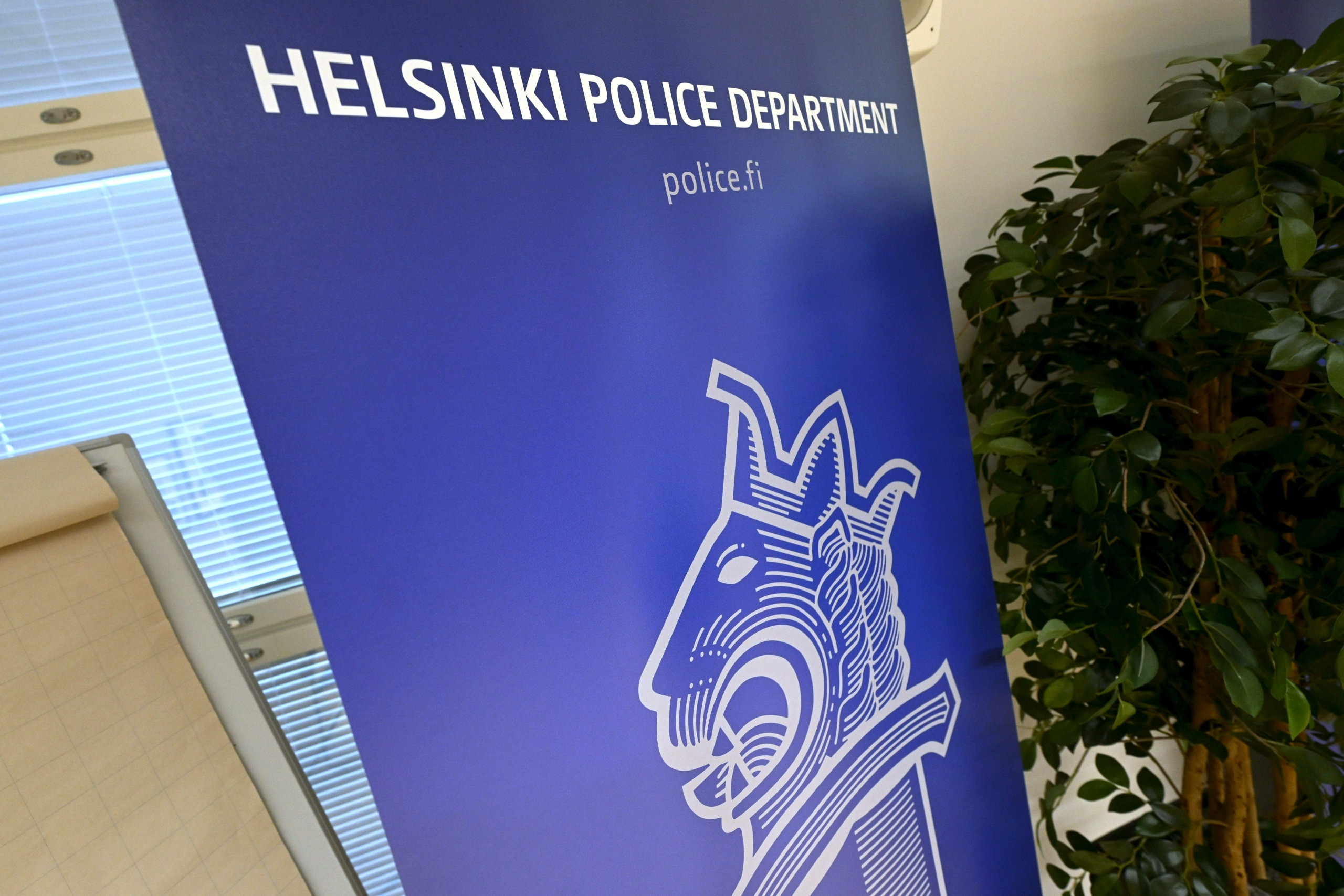 Mies kuoli pudottuaan kerrostalon sisäpihalle Helsingissä