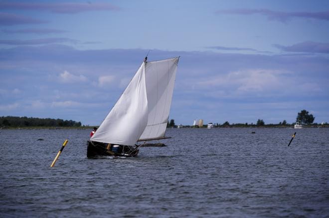 Vaasa tukee veneväylien kunnossapitoa. Kuvassa Postisoudun pari vuotta sitten voittanut Steinbild-vene tulossa Svedjehamnin kalasatamaan. Kuva: Paula Kaskimaa