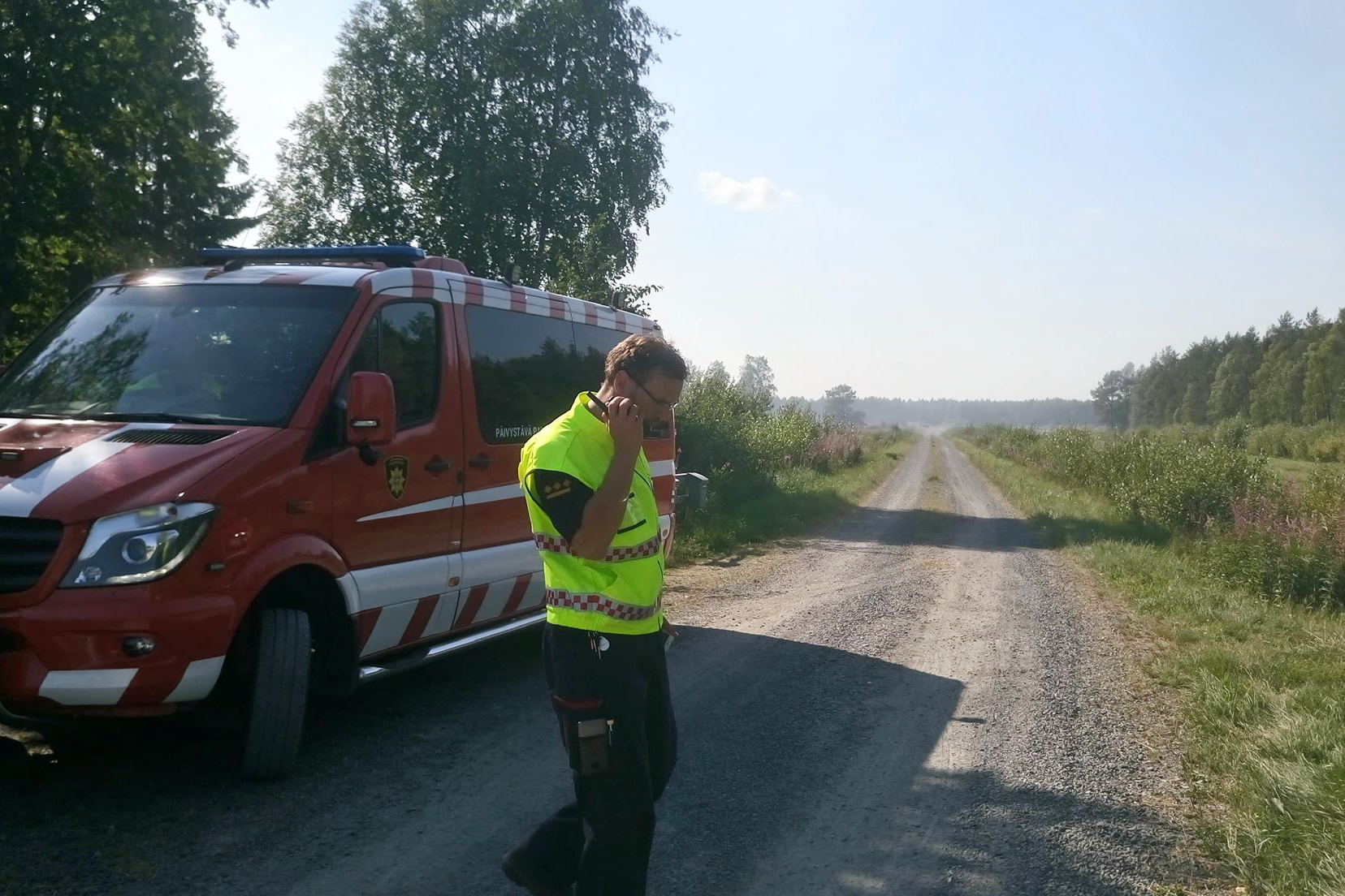Päivystävä palomestari Markus Vehkoja johtaa pelastustoimia Nikkarintien lähellä sijaitsevassa maastossa.