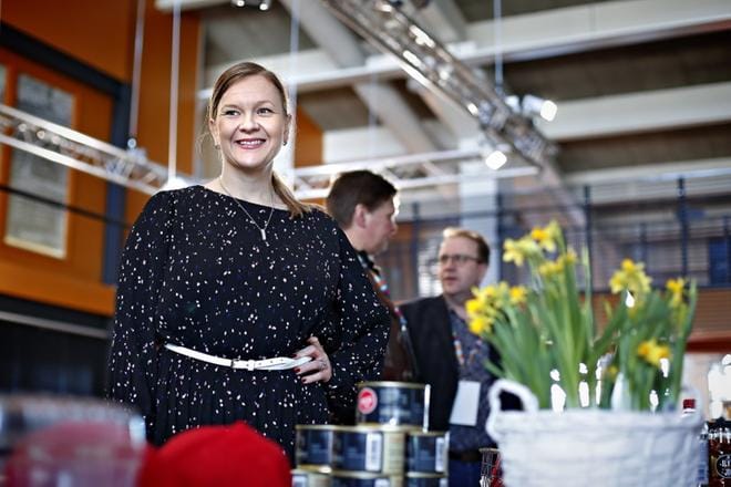 Tulevaisuuden kuluttajan käyttäytymisen ennakoiminen on Heidi Jungarin työtä. Keskon asiakasnäkemysjohtaja on toiminut aiemmin luomuviljelijänä ja ruokabloggaajana. KUVAT: TOMI KOSONEN