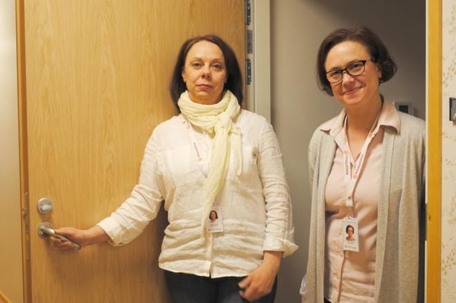 Ikäihmisten palvelujohtaja Marika Nevanpää ja palveluvastaava Johanna Haapa-aho esittelevät Pihlajakalliota nyt yhtenä Kuusiolinna Terveyden tehostetun palveluasumisen yksiköistä muiden joukossa. KUVA: EEVA-LIISA KULJU