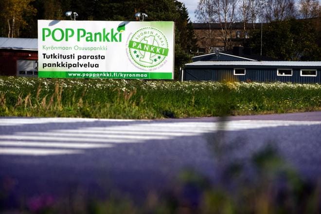 Lakeuden Osuuspankin toimitusjohtaja Kirsi Salon mukaan henkilöstövähennyksiä ei ole jouduttu tekemään. Henkilöstö on saanut vaikuttaa siihen, mihin toimipisteeseen he siirtyvät. Arkistokuva.