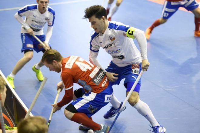 SPV:n Tuomas Mustonen ja Espoon Oilersin Casper Pfitzner lähikamppailussa. Kuva: Lehtikuva/Martti Kainulainen