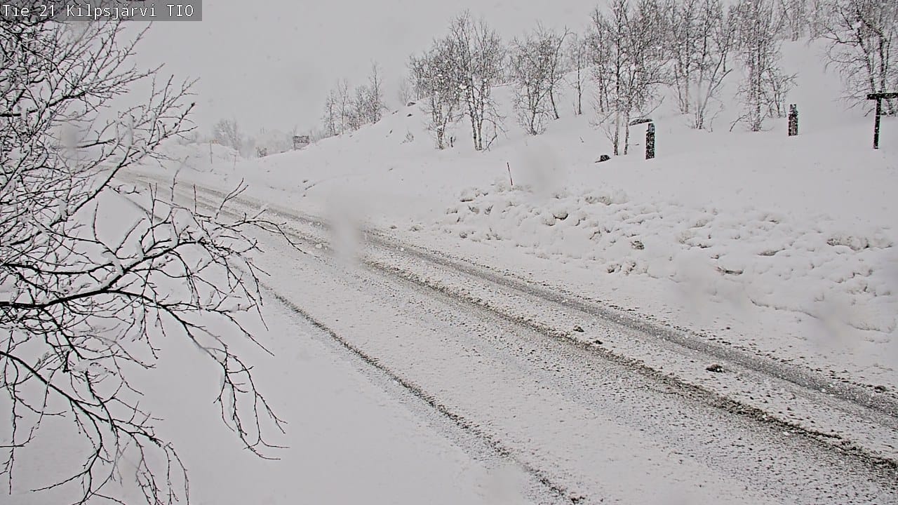 Tältä Tie 21 Kilpisjärvellä näytti kelikamerassa torstaina.
