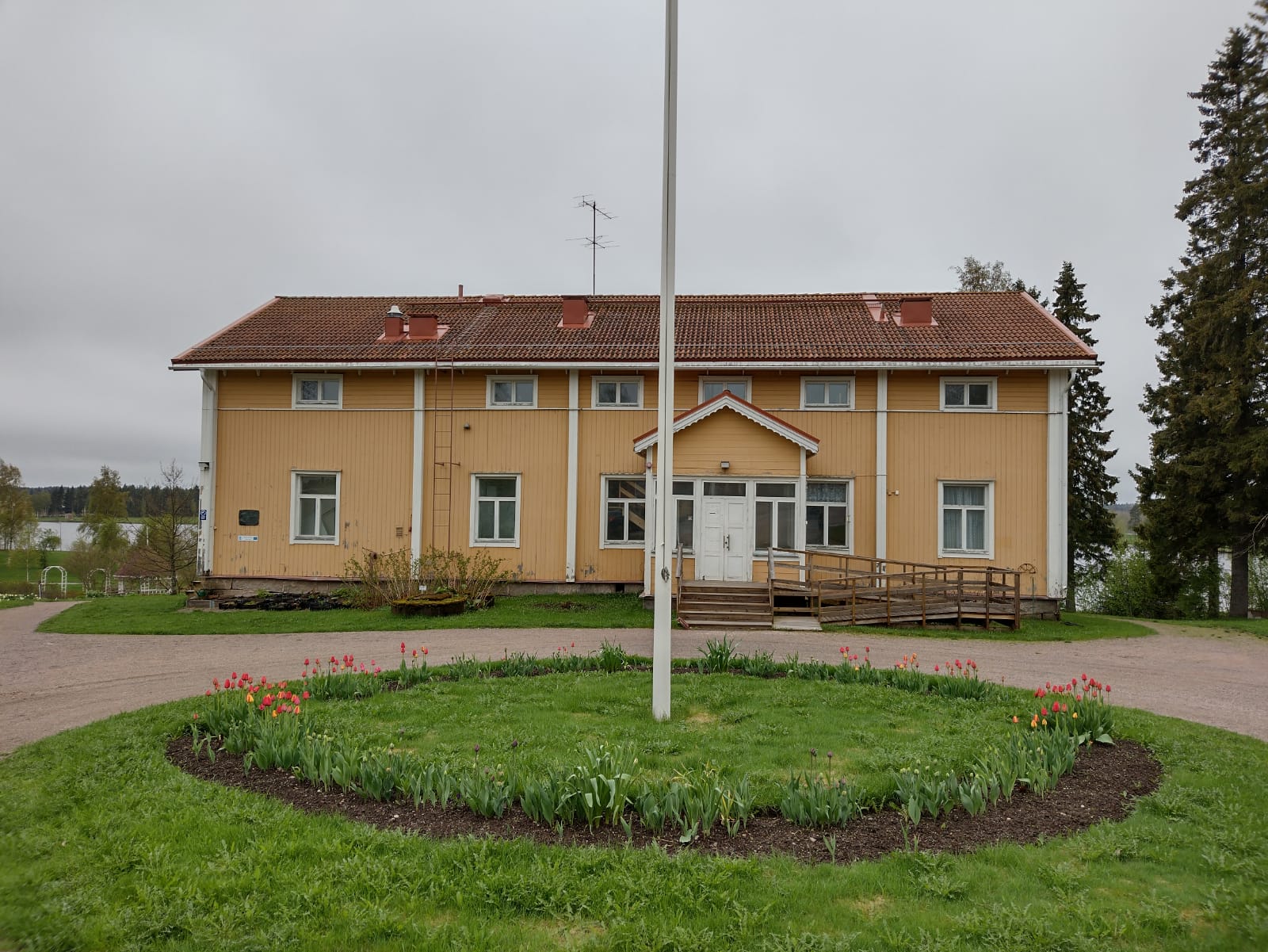 Paakkilan kannatusyhdistyksen puheenjohtaja Aira Vatjus-Anttila: "Puutarha on kaunis, sen säilyttämisen eteen pitää tehdä töitä"