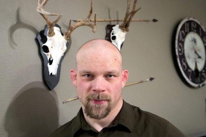 Seinäjokelainen Rami Hietaniemi käy erällä syksystä kevään korvalle. Kohtaamiset suurpetojen kanssa eivät ole harvinaisia, mutta vain suden kanssa pakkaa mennä tikut ristiin. KUVA: JARI E. HAKALA