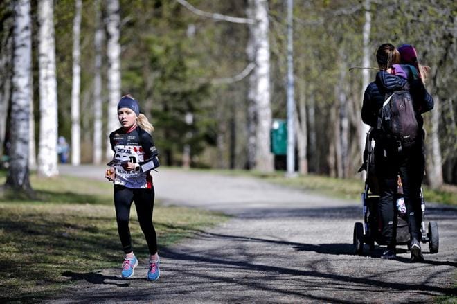 Rasti-Jussien Saara Saranpää vauhdissa suunnistuskauden avauksessa Seinäjoen keskustassa. KUVAT: TOMI KOSONEN.