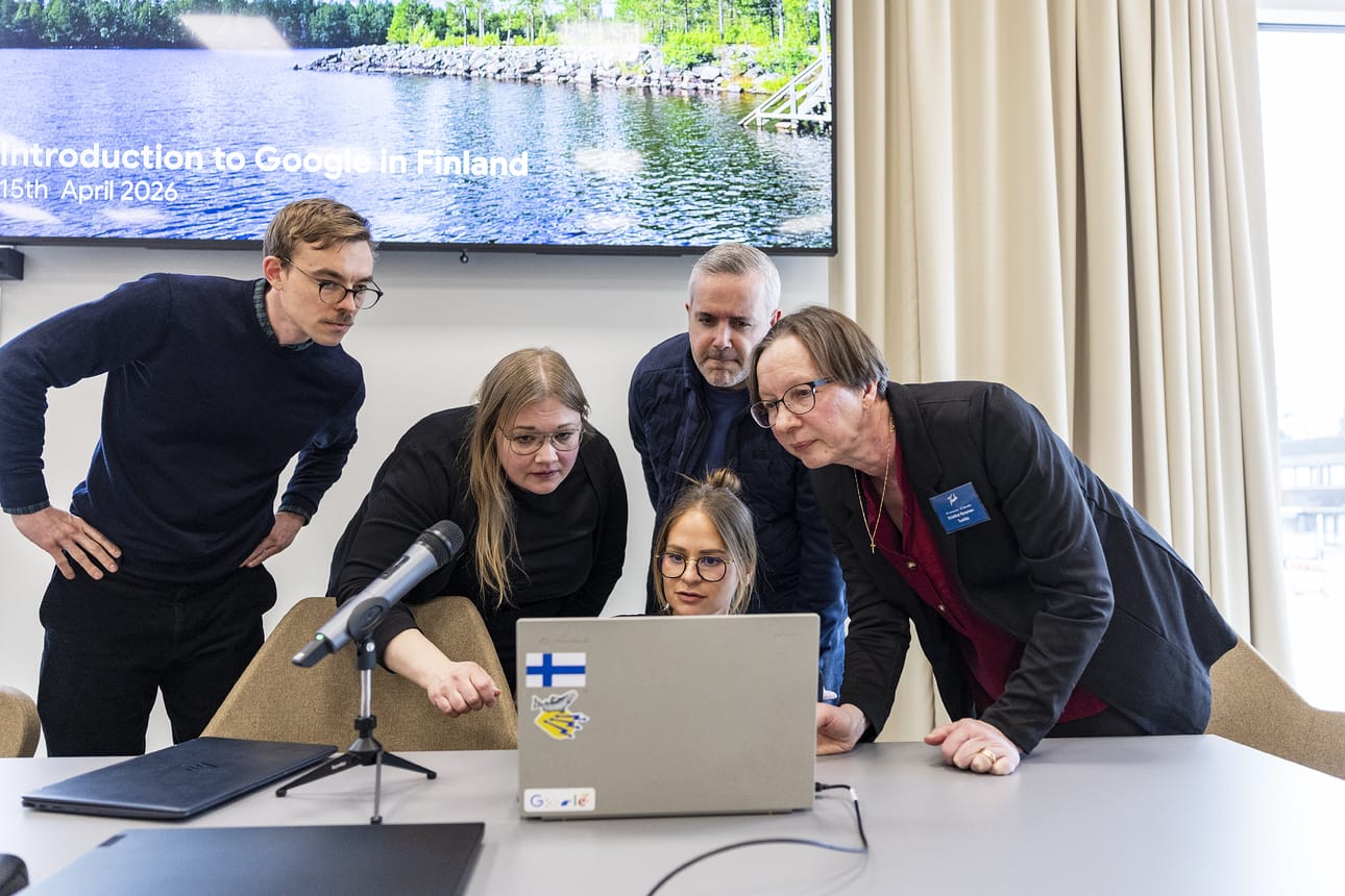 Stewart Heard (vas.) ja Julia Payne (koneen ääressä) Googlelta ratkoivat tietoteknistä pulmaa yhdessä kaavoituspäällikkö Marianne Ojalan ja Kristiina Hynynen-Tuokilan (oik.) kanssa datakeskukselle suunnitellun alueen yleisötilaisuudessa Vaalassa keskiviikkoiltana.