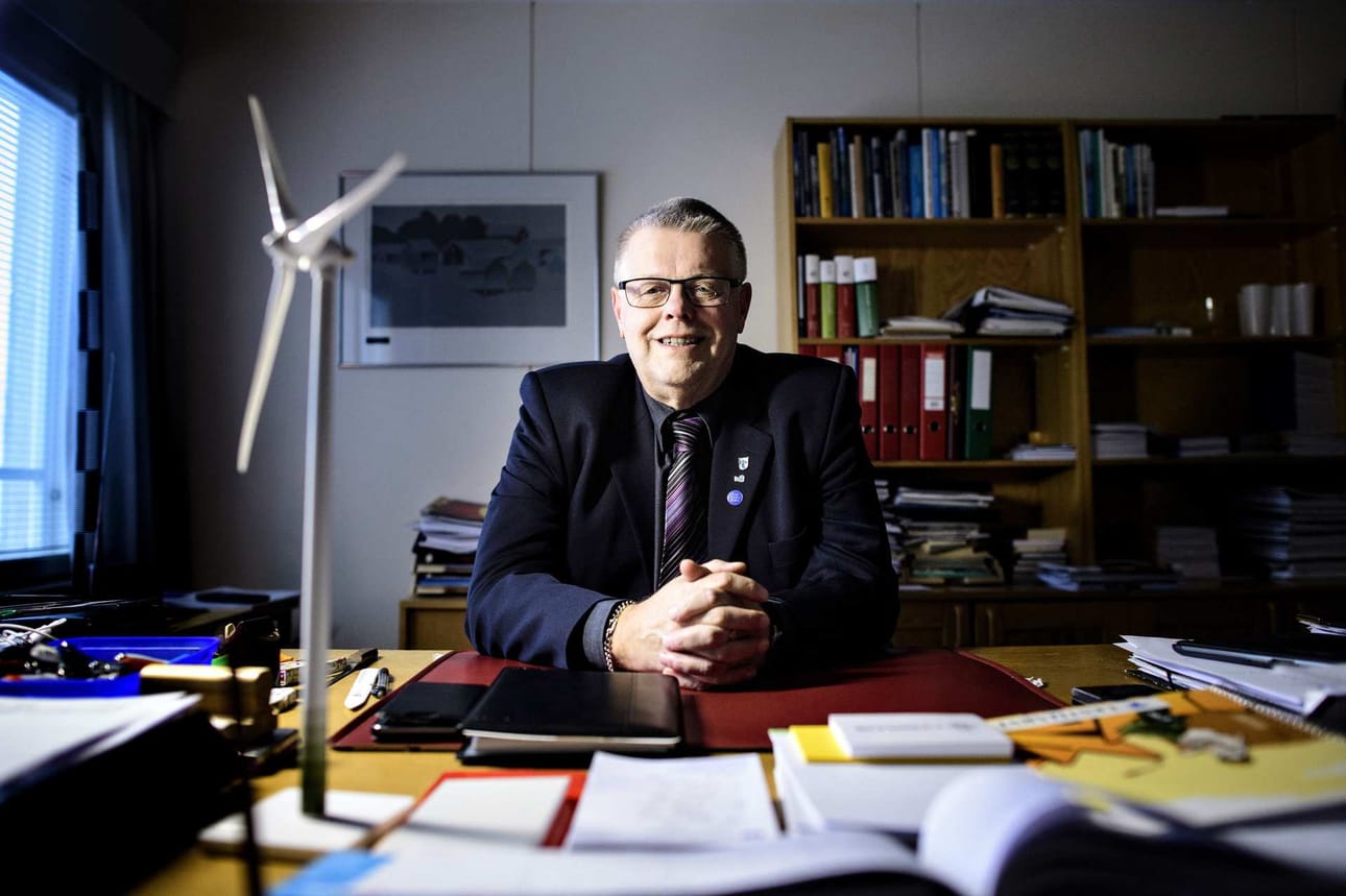 Esko Ahonen istuu työhuoneessaan Lestijärven kunnantalolla. Hän toivoo, että iso tuulivoimahanke saadaan vihdoin liikkeelle. Ahosen mukaan tuulivoimapuisto tuo kuntaan paljon työtä ja tuloja, joilla rahoitetaan koulu, päiväkoti ja terveydenhuollon palvelut.