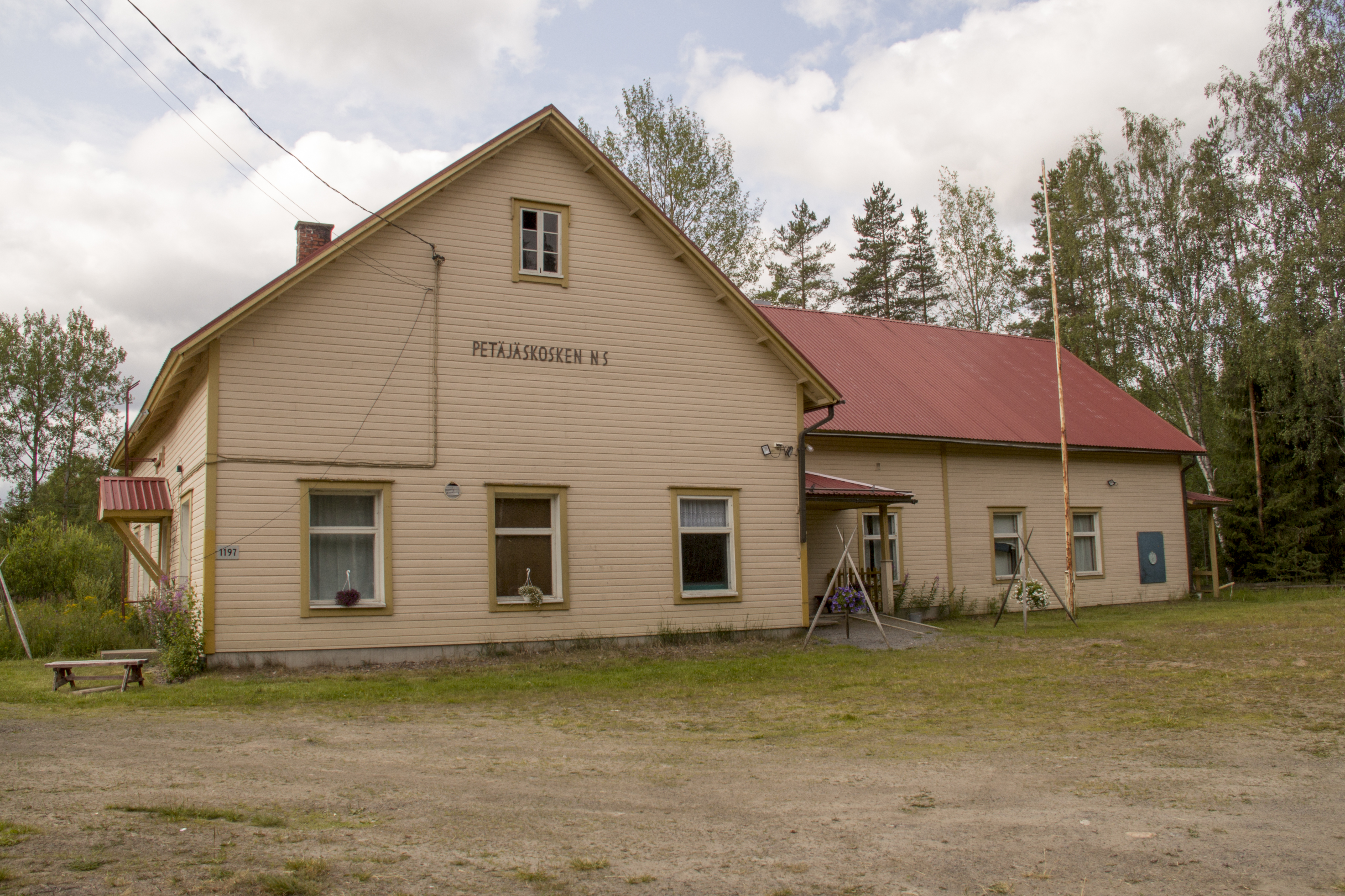 Petäjäskosken nuorisoseurantaloa on remontoitu ja laajennettu sadan vuoden aikana useaan otteeseen.