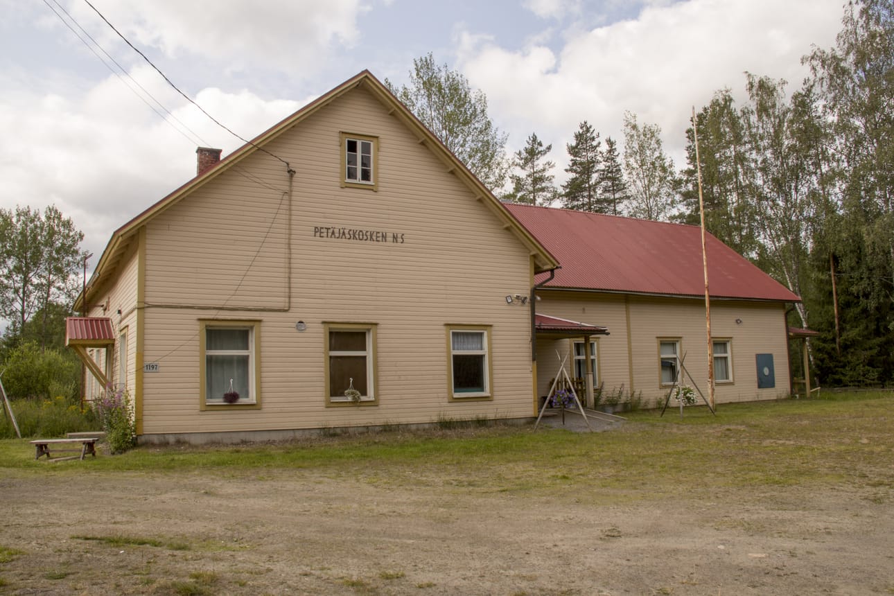 Petäjäskosken nuorisoseurantaloa on remontoitu ja laajennettu sadan vuoden aikana useaan otteeseen.