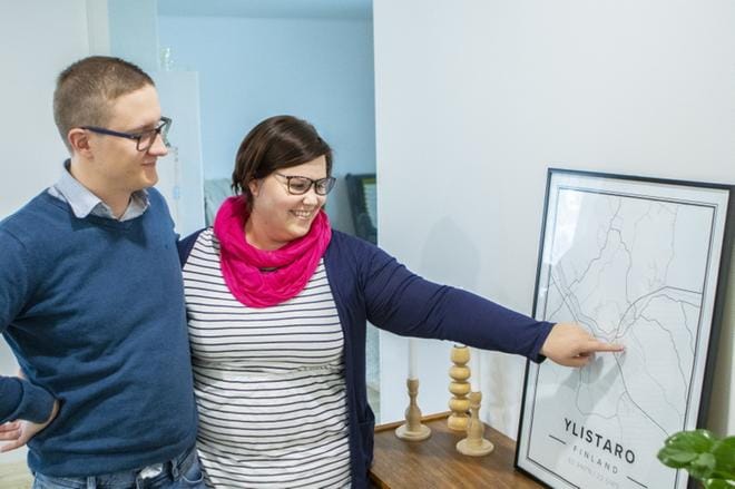 Aki ja Sanna Perttu ovat syntyneet Ylistarossa sen ollessa vielä itsenäinen kunta. Juuriaan vaaliakseen pari teetti Ylistaron kartasta sisustustaulun. Siitä voi osoittaa muun muassa molempien vanhempien kodit. KUVAT: MARJUT KRIIKKU