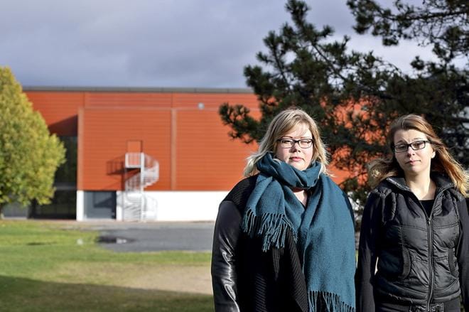 Seamkin kulttuurituotannon opiskelijat Sini Savela ja Anna Toiva osallistuivat Seinäjoen keskusta-alueen suunnittelukurssille yhdessä muiden alojen opiskelijoiden kanssa. Heidän mielestään uimahallin ja joen varressa olisi oiva paikka julkiselle saunalle. KUVA: HEIKKI HAKANEN