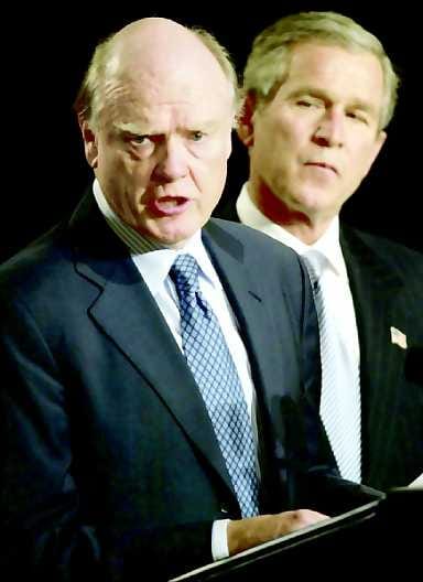 Isäntä ja palvelija. George W. Bush (takana) nimitti John Snow´n Yhdysvaltain uudeksi valtiovarainministeriksi.