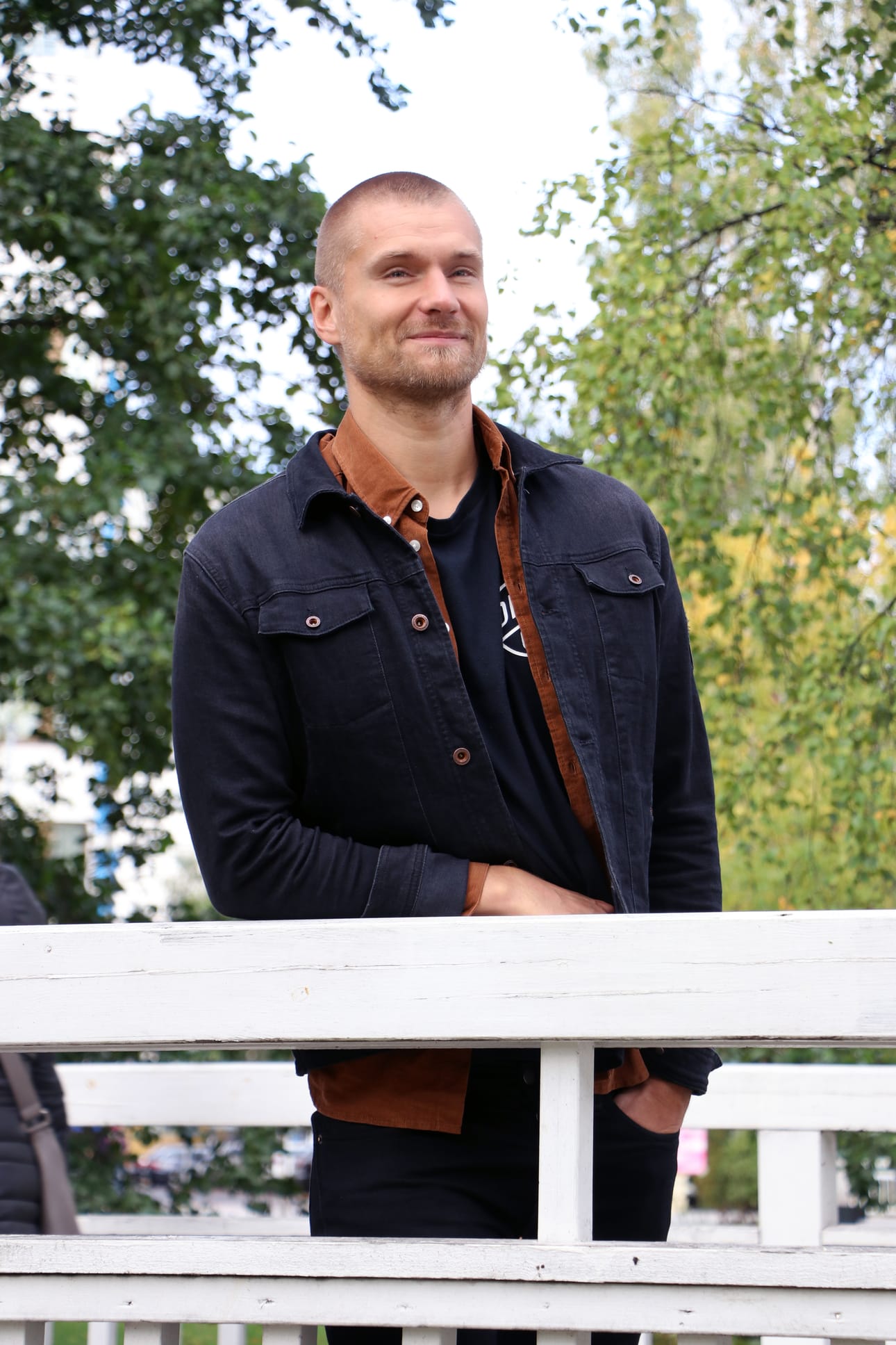 Perttu Korteniemi pitää kotikuntanaan Hailuotoa. Ulkomaanvuosien aikana keräilykitarat ovat olleet säilytyksessä äidin sängyn alla Hailuodossa.