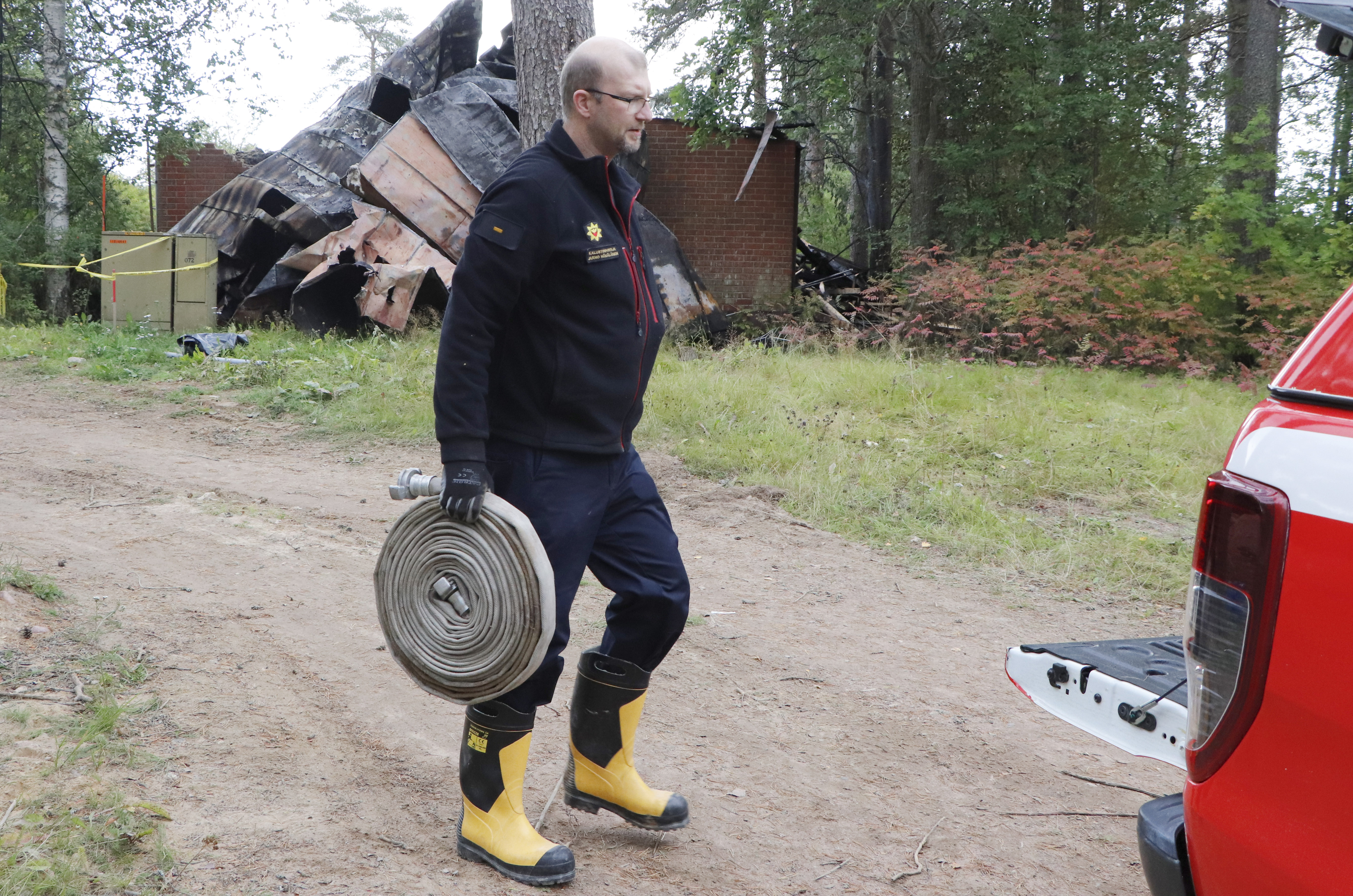 Aamupäivällä kalustonhoitaja Jarno Hämäläinen keräsi yöllisen tulipalon jäljiltä rivitalon ympäriltä pelastuslaitoksen kalustoa. 