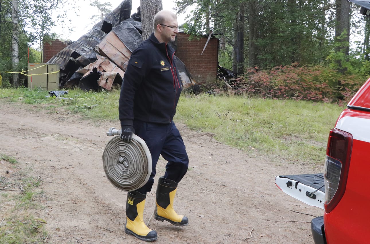 Aamupäivällä kalustonhoitaja Jarno Hämäläinen keräsi yöllisen tulipalon jäljiltä rivitalon ympäriltä pelastuslaitoksen kalustoa.