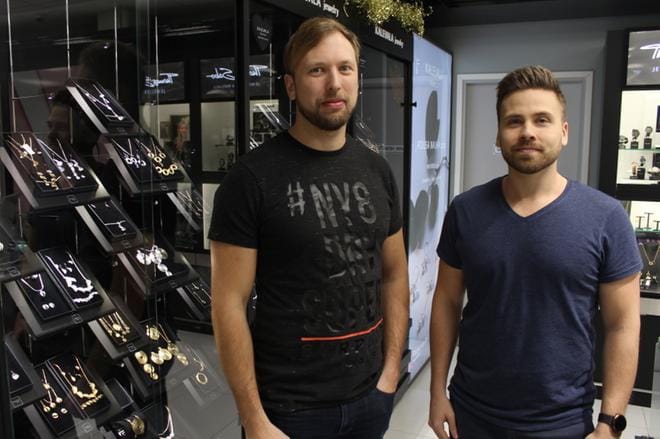 Marko (vasemmalla) ja Jari Keskinen ovat yrittäjiä kolmannessa polvessa. He vastaanottivat torstaina maakunnallisen Nuori yrittäjä -palkinnon. KUVA: REIJO HEIKKILÄ