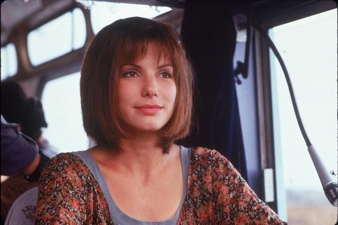 Sandra Bullock yrittää pelastaa bussilastillisen matkustajia pommilta Speed-toimintaelokuvassa. KUVA: Sub