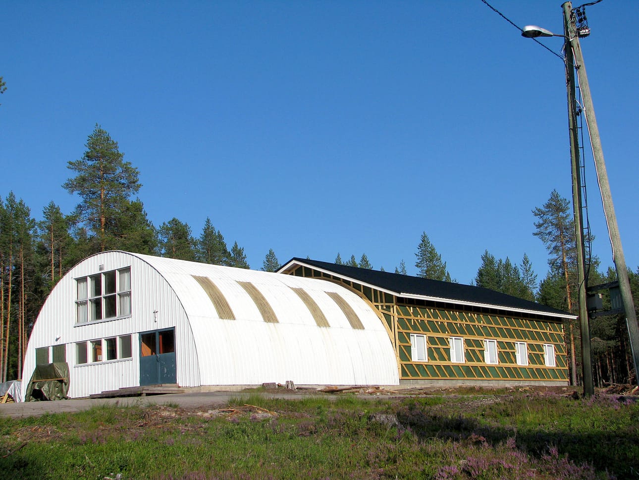 Vuonna 1971 rakennettu hampushalli romahti talvella 2015. Kevättalvesta saakka on nyt rakennettu uutta tilalle.
