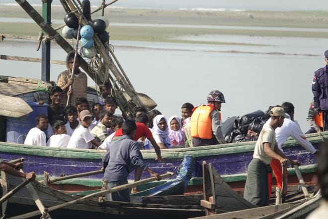 Myanmarin eli Burman poliisi saatteli viime marraskuussa rohingyamuslimeita, jotka olivat paenneet kotiosavaltiostaan Rakhinesta. Heidät vietiin takaisiin Rakhineen. KUVA: Nyunt Win/EPA