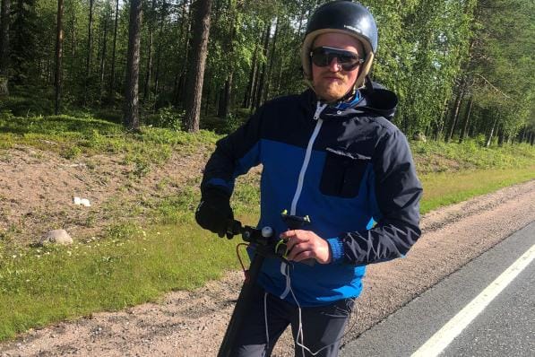 Lehtoruuat ja lentolevot. Näin matkaa alajärveläisjuurinen Timo Kangastie Utsjoelta Helsinkiin. Alajärven Palotorille hän toivoo yleisöä sankoin joukoin lauantaiaamuna. KUVA: AATU ITKONEN