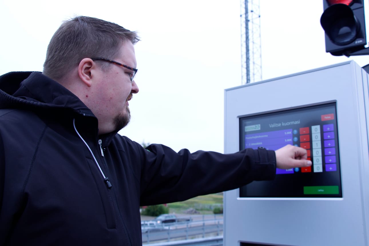 Palveluautomaatit testattiin koekäytössä ja niistä tehtiin mahdollisimman helppokäyttöisiä. Vertaisin, että automaatin käyttö vastaa tankkausautomaatin käyttöä, eli vaikeaa se ei ole, Vestian toimitusjohtaja Olavi Soinio kertoo.
