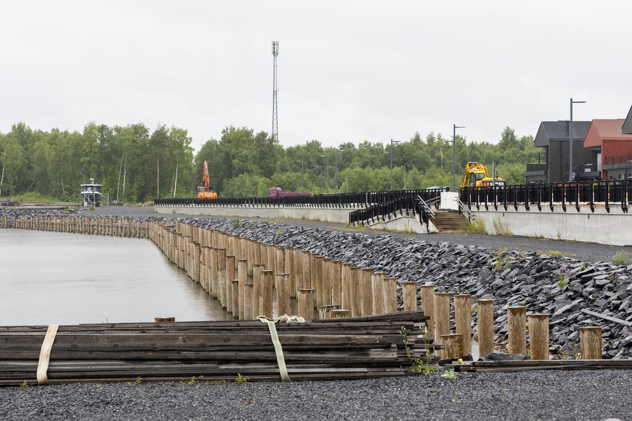 Rakennustyöt Ranta-Toppilan pienvenesatamassa ovat kesken.