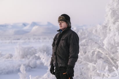 Ruotsin pohjoisin asukas huoltaa retkeilijöiden tupaa kylässä, joka on vain riippusillan päässä Suomesta – Kävimme Keinovuopiossa talven kylmimpänä päivänä