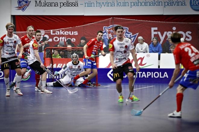 SPV:n Jyrki Holopainen syötti palloa Sami Koskelle. KUVAT: TOMI KOSONEN