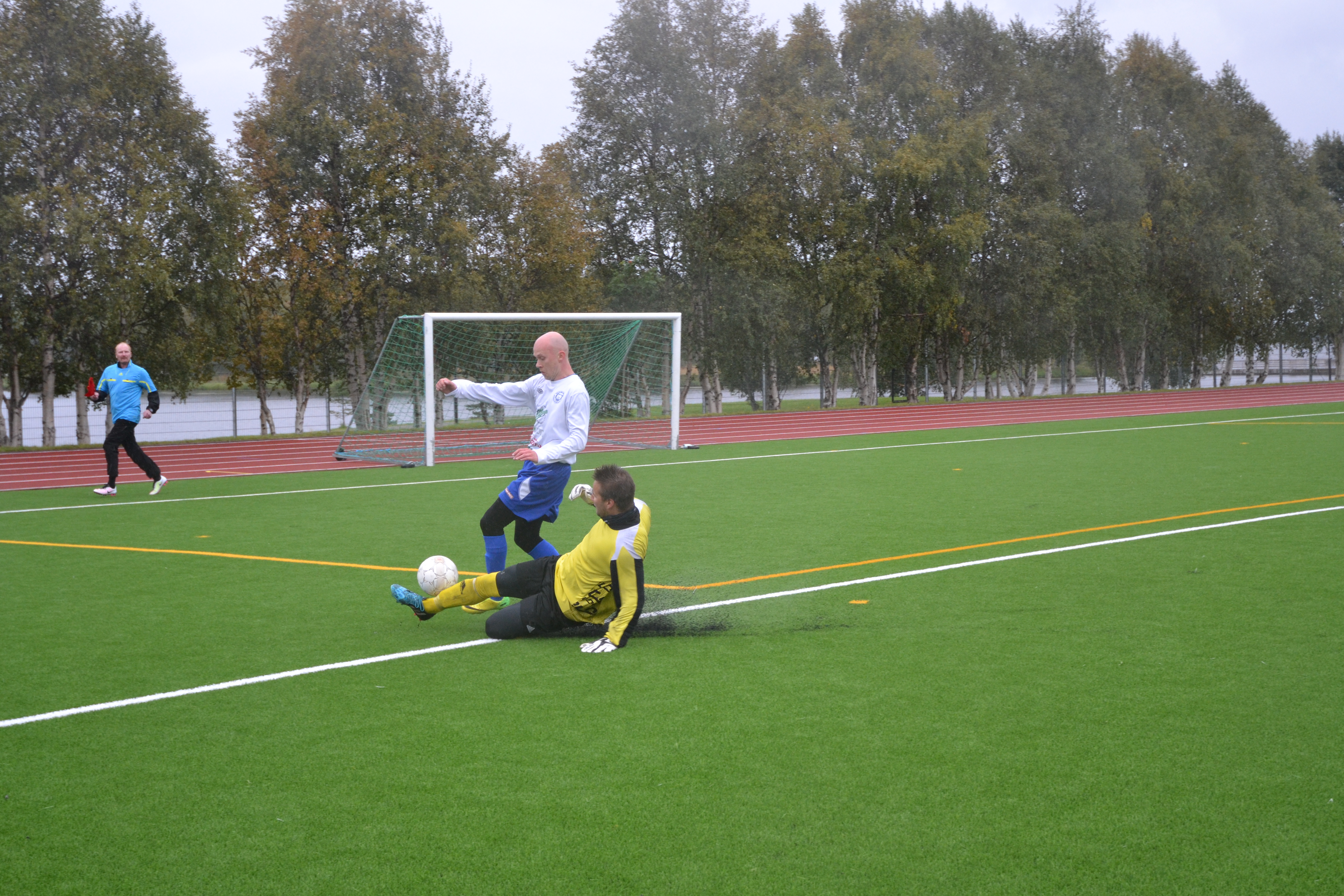 FC PaKan Kosti Mäyrä kamppaili pallosta OuRen maalivahdin Olli Lappalaisen kanssa.