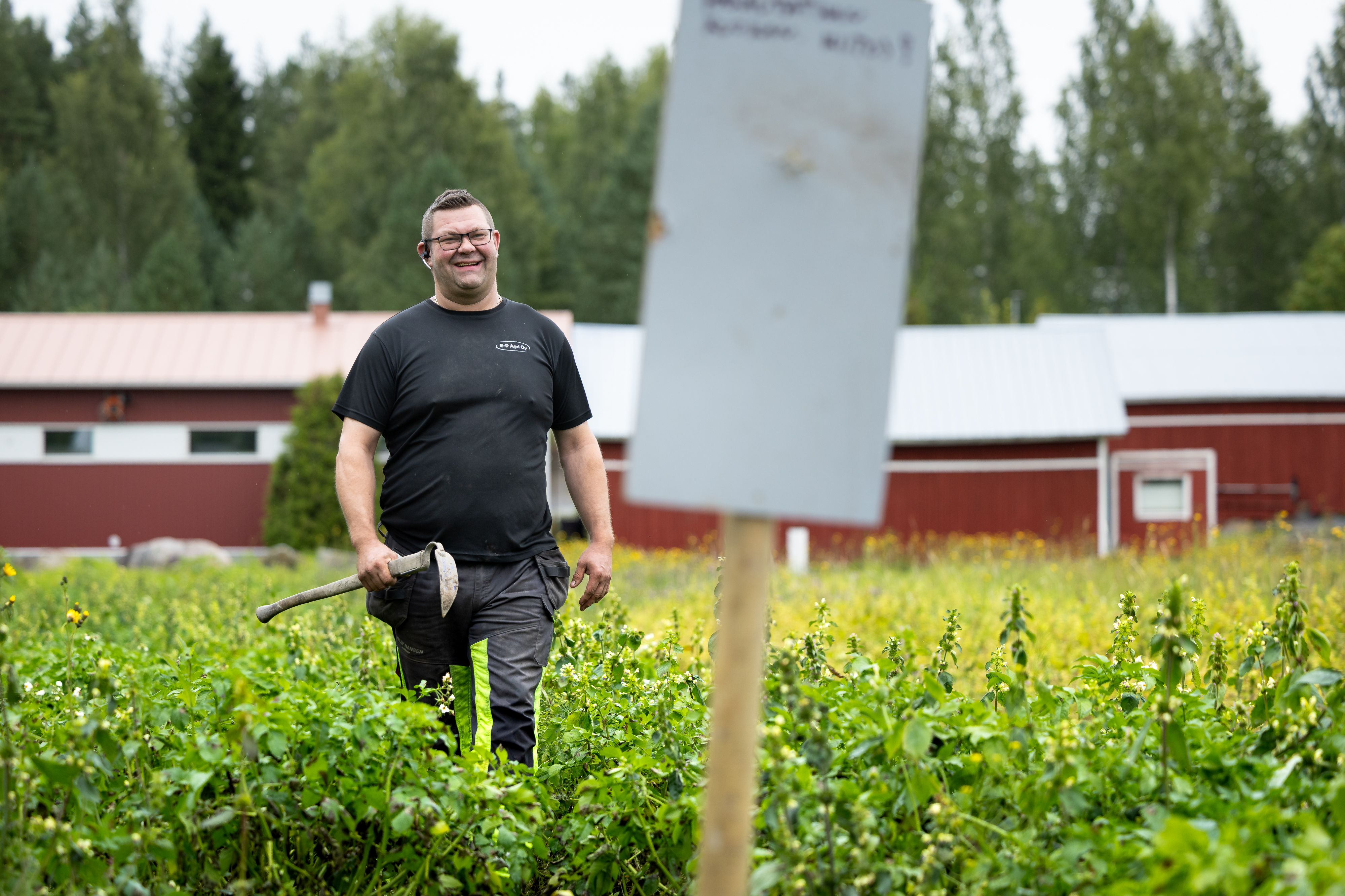 Isä ja 4-vuotias Urkki-poika tempaisivat: Istuttivat Jalasjärvellä perunoita kaikkien kaivettavaksi – Vanhainkodissakin iloittiin