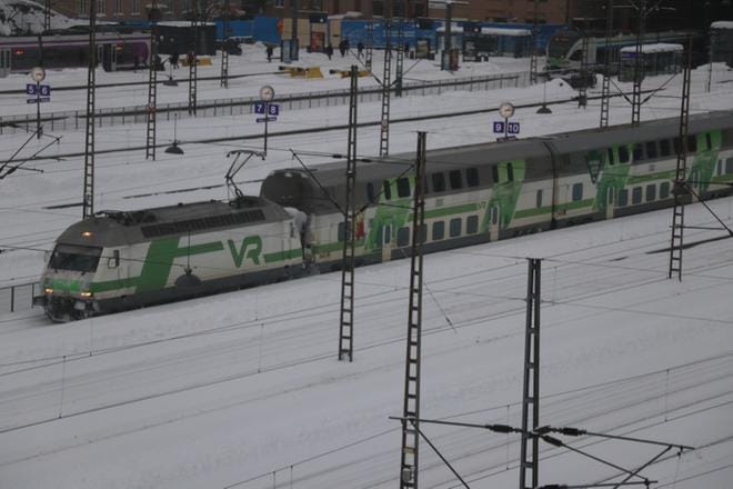 Kovat pakkaset voivat esimerkiksi vaikuttaa junavaunujen paineilmalla toimiviin oviin ja lumi sekä jää saattavat estää ratojen vaihteiden kääntymisen ilman, että niitä käydään putsaamassa.