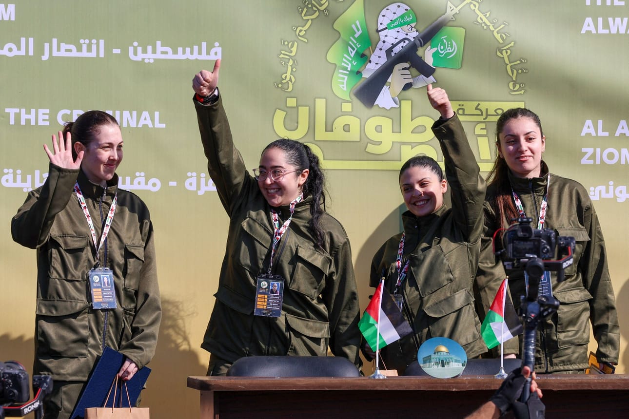 Lauantaina 25. tammikuuta neljä israelilaista panttivankia vilkuttivat aukiolla olevalla lavalla Gazan kaupungissa ennen kuin Hamas luovutti heidät Punaisen Ristin huomaan. LEHTIKUVA/AFP