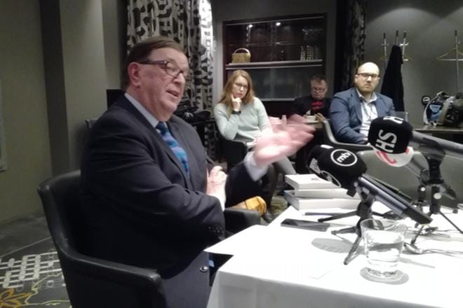 Paavo Väyrynen kertoi tiedotustilaisuudessa noin viikko sitten paluustaan eduskuntaan ja erostaan keskustasta. KUVA: Ossi Rajala