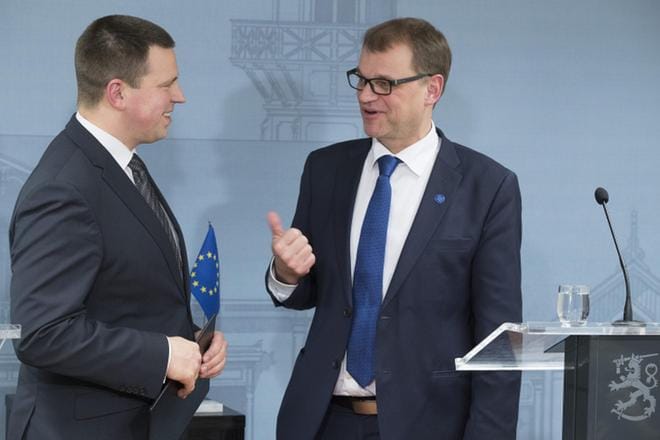 Viron pääministeri Jüri Ratas (vasemmalla) teki ensimmäisen valtiovierailunsa joulukuussa 2016 Suomeen. Kesärannassa hänet otti vastaan pääministeri Juha Sipilä. KUVA: Mauri Ratilainen / Arkisto