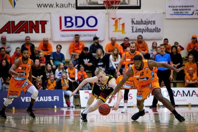 BC Nokian Niko Mattila ja Karhu Basketin Marvin Singleton taistelivat tiukasti pallosta. KUVA: JAAKKO ELENIUS