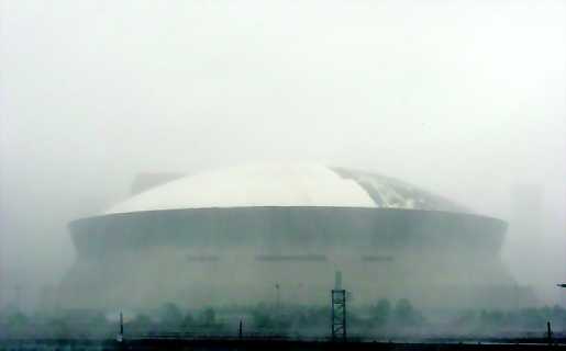 Superdome-stadionille on vuotanut vettä ja ihmisiä on jouduttu siirtämään hallin sisällä.
